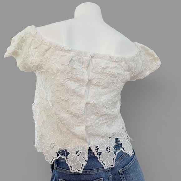 Kendall & kylie white lace top is an off-the-shoulder floral lace blouse Small - Picture 5 of 9
